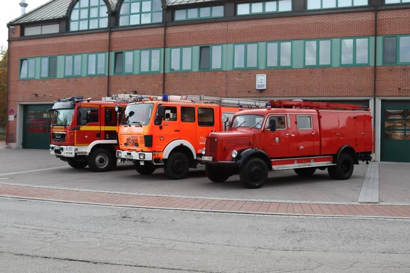 Gruppenfoto Fahrzeuge.JPG